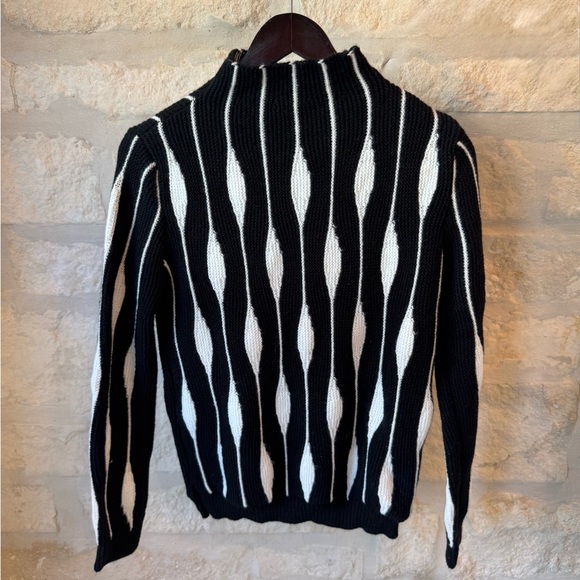 Chic Black and White Turtleneck Sweater - Picture 3 of 4